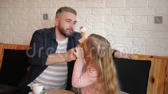 英俊的父亲和他的女儿玩得很开心一家人一起度过父亲节快乐视频的预览图