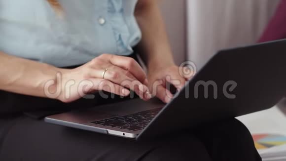 女人在家里的办公室用笔记本电脑打字女孩自由职业者关闭笔记本电脑视频的预览图