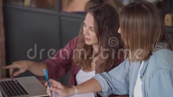 在户外咖啡馆和笔记本电脑一起工作的快乐女人视频的预览图