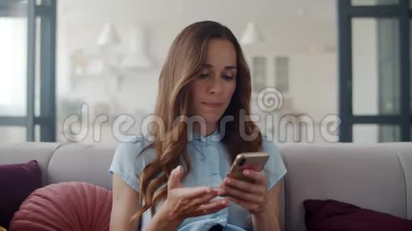 震惊商界女性在家打电话讨厌的女孩读坏消息视频的预览图