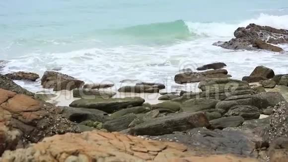海潮时在岩石海岸上的波浪视频的预览图