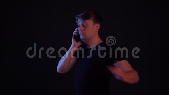 在电话里跳舞和旋转的家伙视频的预览图