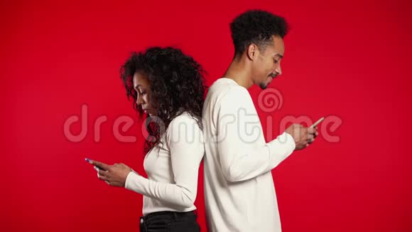 年轻的非洲夫妇背着背站着打印信息视频的预览图