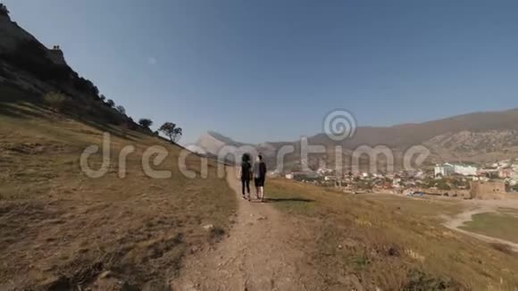 女孩和男人在山上视频的预览图