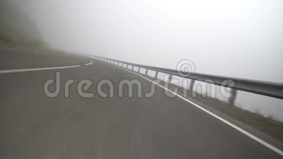 山中的路和雾视频的预览图