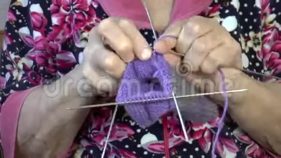 老年妇女编织袜子视频的预览图