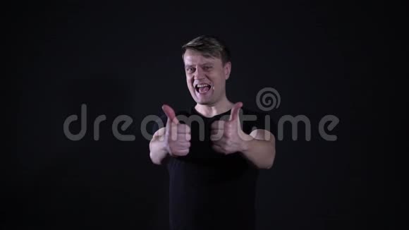一个男人举起手指说酷视频的预览图