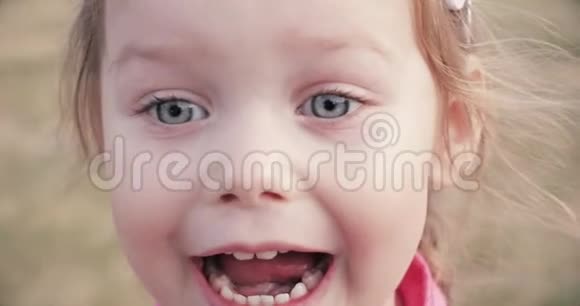蓝色大眼睛的漂亮小女孩的肖像尖叫和咳嗽视频的预览图