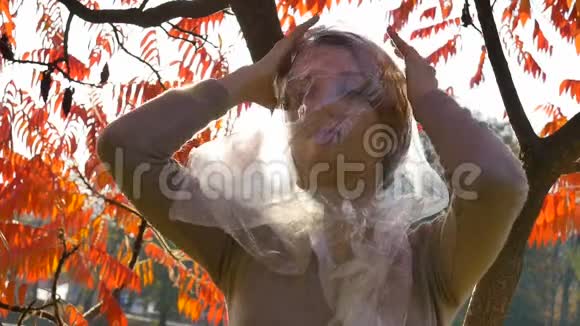 漂亮的金发美女透过塑料袋看着女孩因为聚乙烯无法呼吸视频的预览图