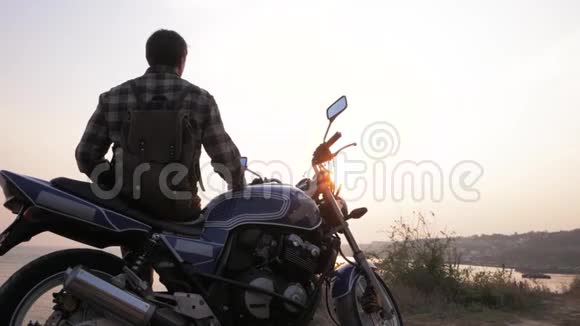 男人坐在摩托车上视频的预览图