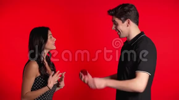 年轻夫妇男人用红圈向情人求婚视频的预览图