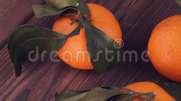 带叶子的橘子视频的预览图