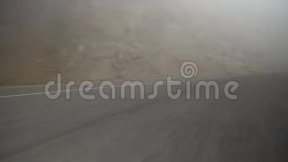 山中的路和雾视频的预览图