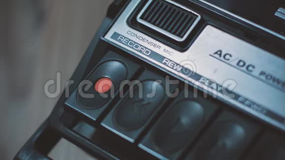 按下复古20世纪70年代录音机上的录音按钮的近镜头视频的预览图