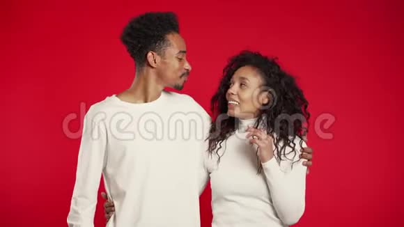 红工作室背景下非裔美国年轻夫妇的肖像爱节日幸福的理念视频的预览图
