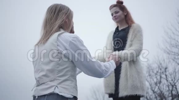 一个美丽的白人红发女人对她男朋友的求婚和结婚戒指答应的看法时尚视频的预览图