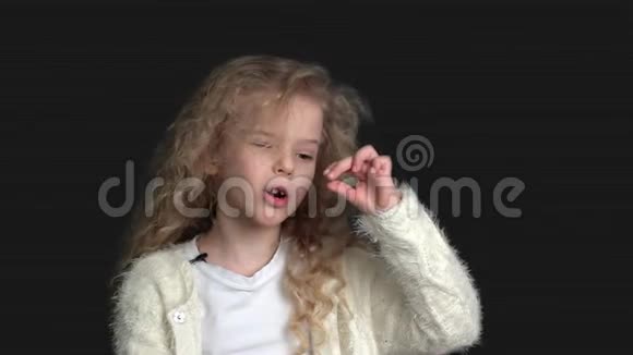 小女孩金发白色衬衫和白色针织夹克视频的预览图