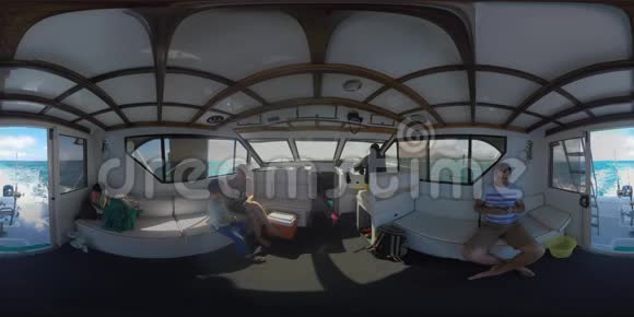 360VR家庭乘游艇旅行内景为船长驾驶船只视频的预览图