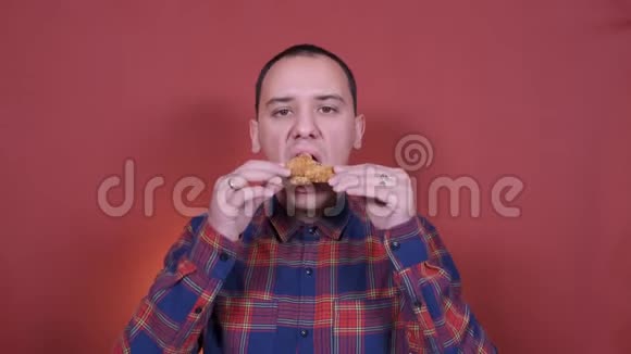 吃着美味的炸鸡翅这个年轻人吃鸡翅视频的预览图