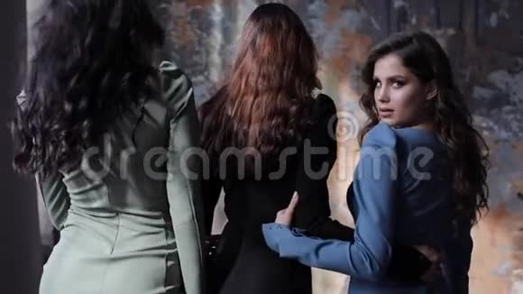 三个漂亮的年轻女孩在现代室内摆姿势慢动作录像视频的预览图