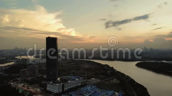 江在黄昏的天空彩云视频从无人机视频的预览图