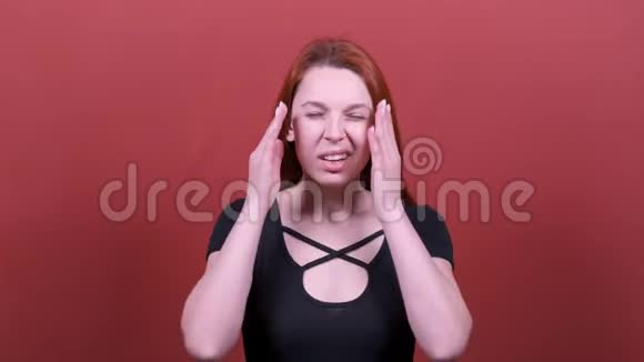 红发女子看着镜头用手搓揉太阳穴头痛不已人真诚的情感生活方式的观念视频的预览图