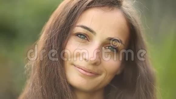 欢快的女人微笑的肖像在模糊的背景下享受被孤立的时刻视频的预览图
