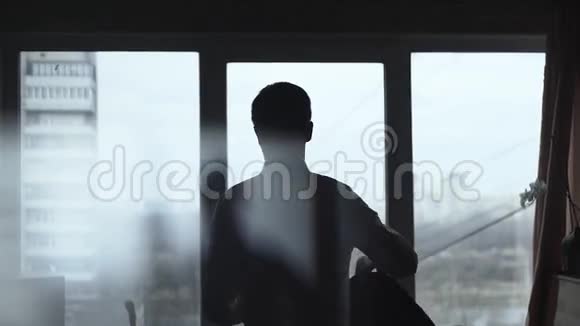 穿着西装的人靠近窗户视频的预览图