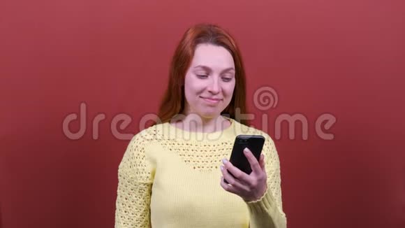 快乐红发女人用手机人真诚的情感生活方式的观念视频的预览图