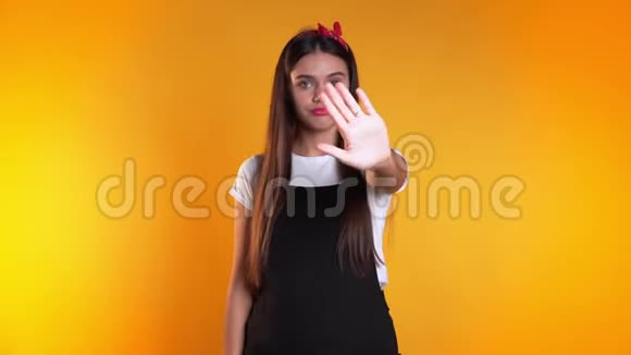 不从来没有漂亮的黑发女人讨厌和拒绝手势停止标志视频的预览图