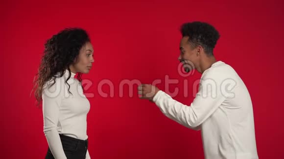 年轻夫妇非洲男人用戒指向情人求婚视频的预览图