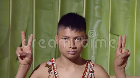 表达和平的小男孩视频的预览图