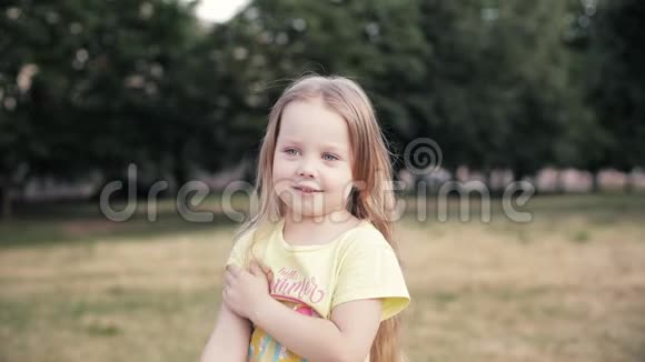 蓝眼睛漂亮的小女孩的画像微笑着转过身来视频的预览图