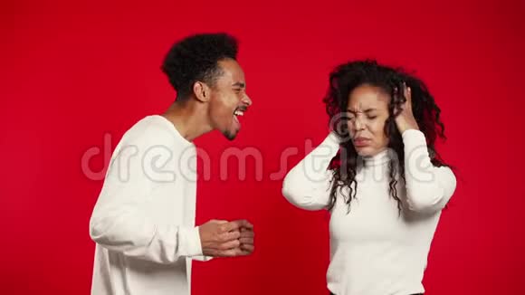 年轻的非洲男人对他的妻子或女友发出愤怒的尖叫视频的预览图