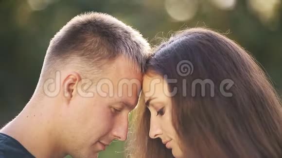 情侣在度假时放松拥抱对方在模糊的背景下微笑视频的预览图