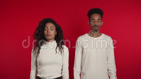 平静的非裔美国人夫妇放松冥想女人和男人平静下来视频的预览图