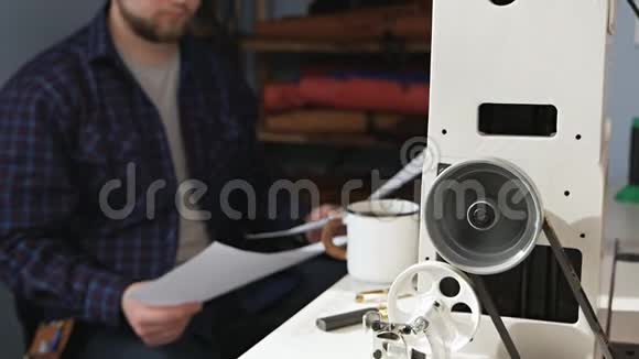 裁缝在时装设计车间与缝纫机一起工作视频的预览图