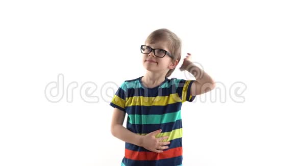 小男孩在画室里的白色背景上摆姿势用手指在上面举起他的手好像在做一个视频的预览图
