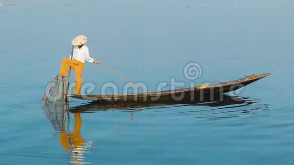缅甸渔民用陷阱捕鱼缅甸英莱湖视频的预览图