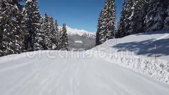 滑雪角度晴天视频的预览图