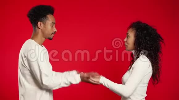 非洲夫妇打着有趣的招呼就像老电影中的红色手势一样视频的预览图