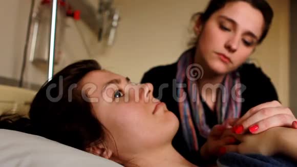 女人抓着病人的手视频的预览图
