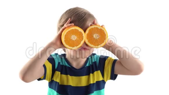 小男孩在画室里摆着白色背景用橙色代替眼睛视频的预览图