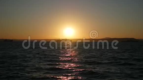 海边美丽的日落全景日落时的军舰视频的预览图