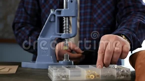 工匠用压力机安装金属配件他在工具中用夹子固定零件并降低手柄视频的预览图