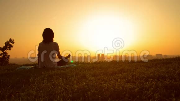 女人坐在日落视频的预览图