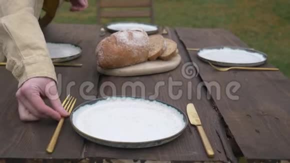 女人把盘子放在桌子上视频的预览图