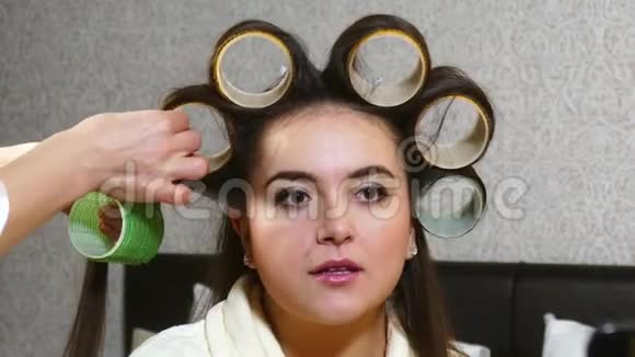 女理发师给留长发女郎做卷发视频的预览图