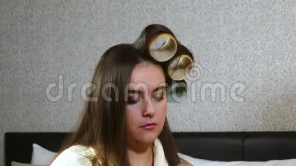 女理发师给长发妇女戴上卷发器视频的预览图