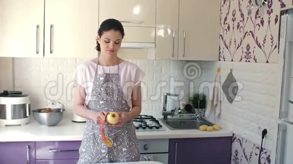 女人在厨房剥苹果视频的预览图